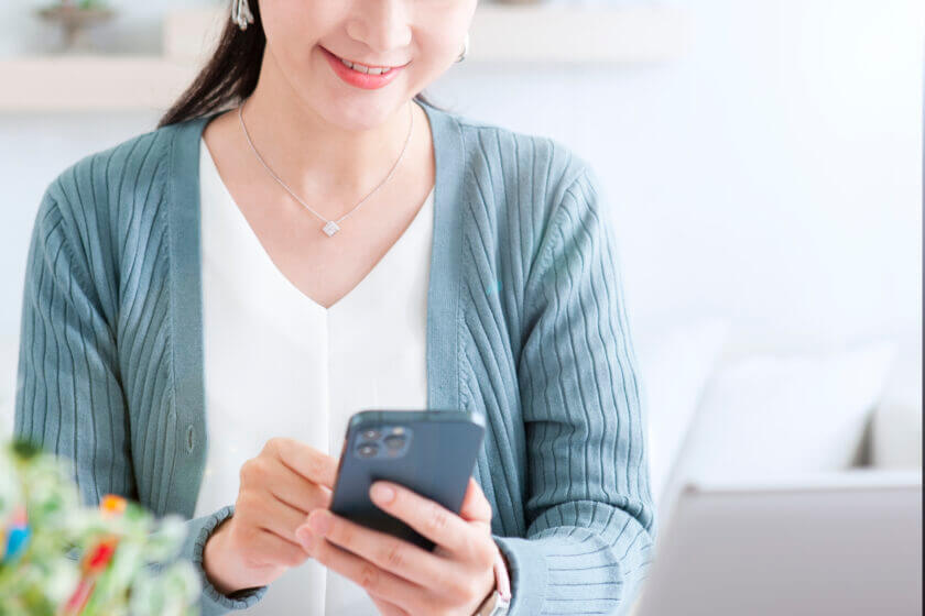 スマホで検索する女性