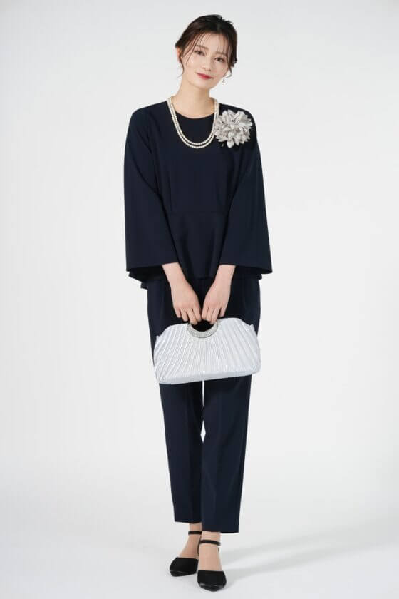 UNITED ARROWS green label relaxing
パールボタン付きネイビーパンツドレス
